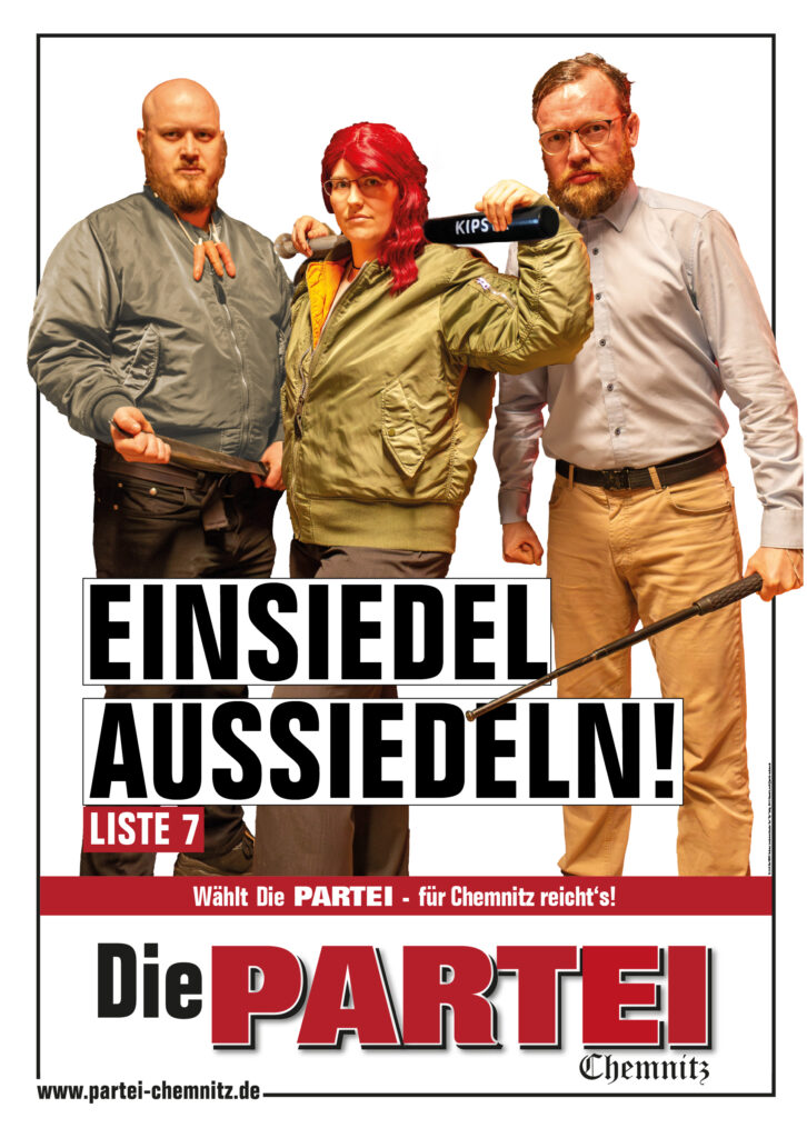 Ein Plakat von Die PARTEI, auf dem man drei böse blickende Menschen sieht mit Kleidung, die an eine rechte Gruppierung erinnert. Alle drei haben verschiedene Waffen: ein Mann rechts mit beiger Hose und blauem Hemd einen Schlagstock, eine Frau mit grüner Bomberjacke und langen roten Haaren in der Mitte einen Schlagstock und der Mann links in Bomberjacke hat eine Machete in der Hand und eine Kette aus drei abgetrennten Fingern um den Hals hängen.